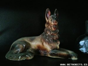 El "bellísimo" perro de plástico que adorna la casa ochentera de Marcos.